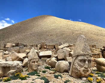 Скульптуры горы Немрут в Адыямане